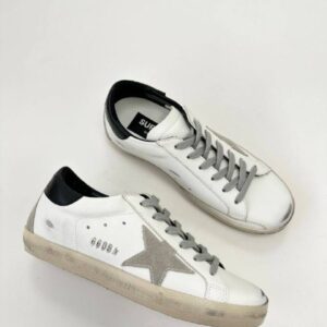 Светлые кеды Golden Goose с потертостями